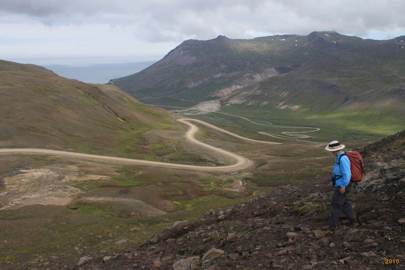 Zigzag road down the pass to Njarðvík