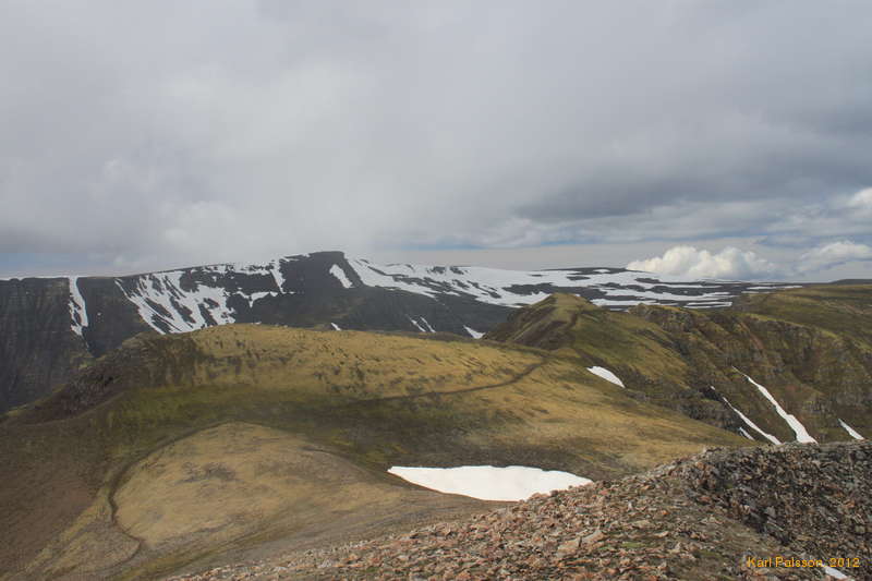 The track across Laufaskarð to Hátindur and beyond